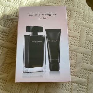 Narciso Rodriguez for her Set :EDT 3.3 fragrance and a 2.5oz body cream